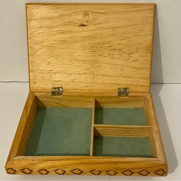 Vintage Hand Carved Pyrography  Wooden Jewelry Box Floral Design Felt Lined - Picture 7 of 10